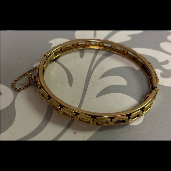 Elegant Gold Bracelet - Picture 1 of 4